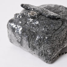 Load image into Gallery viewer, 極美品 CHANEL シャネル Spangles Mini Backpack スパンコール ミニリュック 25番台 シルバー金具 シルバーチェーン 中古 4a002843