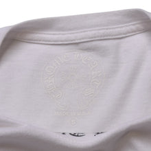 画像をギャラリービューアに読み込む, CHROME HEARTS クロムハーツ NECK LOGO S/S TEE ポケット付き 半袖Tシャツ ホワイト スクロールラベルロゴ CHロゴ ホワイト Sサイズ 美品 中古 4a003224