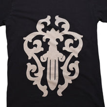 画像をギャラリービューアに読み込む, CHROME HEARTS クロムハーツ VINE DAGGER ヴァインダガー 半袖Tシャツ サイズS オールドイングリッシュロゴ ブラック 美品 中古 4a003163