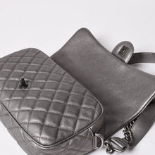 画像をギャラリービューアに読み込む, CHANEL シャネル デカマトラッセ シングルフラップ シルバー 22番台 キャビアスキン シルバー金具 美品 中古 4a003074