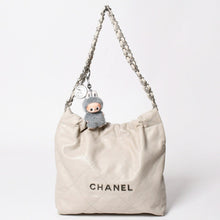 画像をギャラリービューアに読み込む, 極美品 CHANEL シャネル 22 ハンドバッグ ショルダーバッグ ランダム番台 シャイニーカーフスキン グレー シルバー金具 中古 4a002768