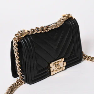 極美品 CHANEL シャネル ボーイシャネル チェーンショルダーバッグ V字ステッチ シェブロン キャビアスキン ブラック ゴールド金具 29番台 中古 4a003047