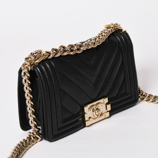 極美品 CHANEL シャネル ボーイシャネル チェーンショルダーバッグ V字ステッチ シェブロン キャビアスキン ブラック ゴールド金具 29番台 中古 4a003047
