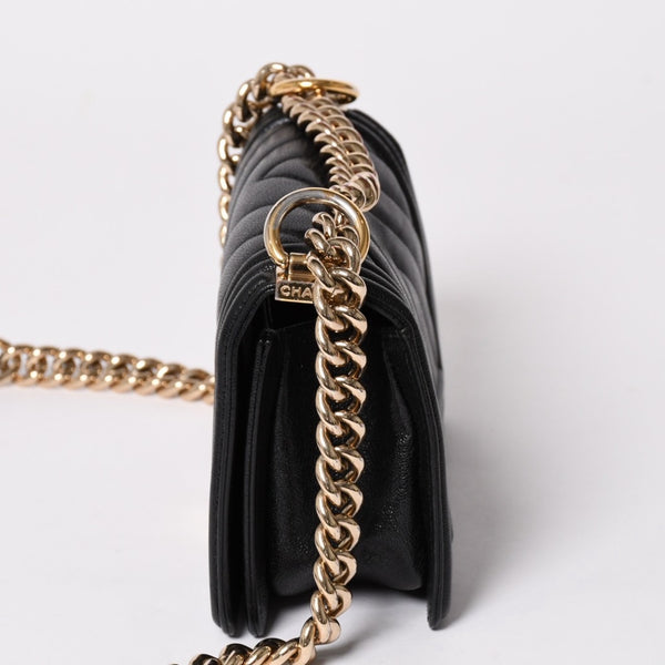 極美品 CHANEL シャネル ボーイシャネル チェーンショルダーバッグ V字ステッチ シェブロン キャビアスキン ブラック ゴールド金具 29番台 中古 4a003047