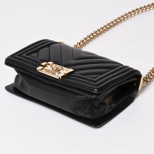 極美品 CHANEL シャネル ボーイシャネル チェーンショルダーバッグ V字ステッチ シェブロン キャビアスキン ブラック ゴールド金具 29番台 中古 4a003047
