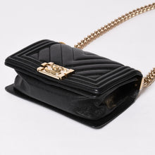 画像をギャラリービューアに読み込む, 極美品 CHANEL シャネル ボーイシャネル チェーンショルダーバッグ V字ステッチ シェブロン キャビアスキン ブラック ゴールド金具 29番台 中古 4a003047