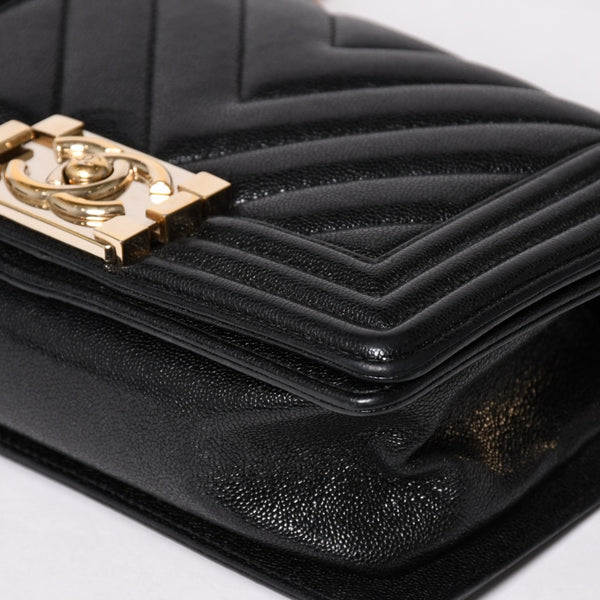 極美品 CHANEL シャネル ボーイシャネル チェーンショルダーバッグ V字ステッチ シェブロン キャビアスキン ブラック ゴールド金具 29番台 中古 4a003047