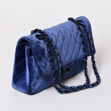 画像をギャラリービューアに読み込む, 極美品 CHANEL シャネル マトラッセ 25 ショルダーバッグ ダブルフラップ 20番台 ベロア ブルー系 ブラック金具 中古 4a002858
