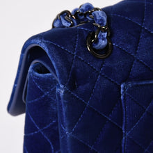 画像をギャラリービューアに読み込む, 極美品 CHANEL シャネル マトラッセ 25 ショルダーバッグ ダブルフラップ 20番台 ベロア ブルー系 ブラック金具 中古 4a002858