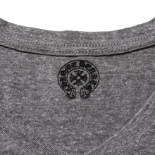 画像をギャラリービューアに読み込む, CHROME HEARTS クロムハーツ × FOTI フォティ ミスラーレン Vネック半袖Tシャツ サイズL ジャービス ラメ 霜降りグレー 美品 中古 4a002862