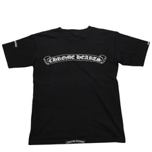 画像をギャラリービューアに読み込む, CHROME HEARTS クロムハーツ スクロールラベルロゴ 半袖Tシャツ サイズM オールドイングリッシュロゴ ブラック 美品 中古 4a002866