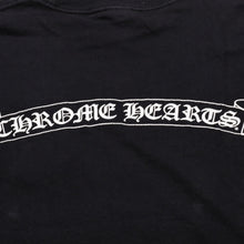 画像をギャラリービューアに読み込む, CHROME HEARTS クロムハーツ スクロールラベルロゴ 半袖Tシャツ サイズM オールドイングリッシュロゴ ブラック 美品 中古 4a002866
