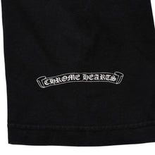 画像をギャラリービューアに読み込む, CHROME HEARTS クロムハーツ スクロールラベルロゴ 半袖Tシャツ サイズM オールドイングリッシュロゴ ブラック 美品 中古 4a002866