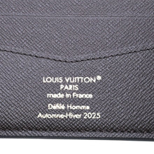 Load image into Gallery viewer, 新品未使用 LOUIS VUITTON ルイヴィトン ポルトフォイユスレンダー 二つ折り財布 NIGO ファレルウィリアムス モノグラムランドスケープ モノグラムキャンバス M26012 中古 4a002476