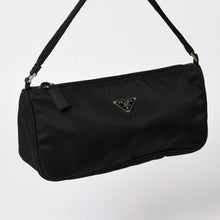 画像をギャラリービューアに読み込む, PRADA プラダ ナイロン アクセサリーポーチ ミニバッグ Re-Nylon トライアングルロゴ ブラック シルバー金具 美品 中古 4a003020