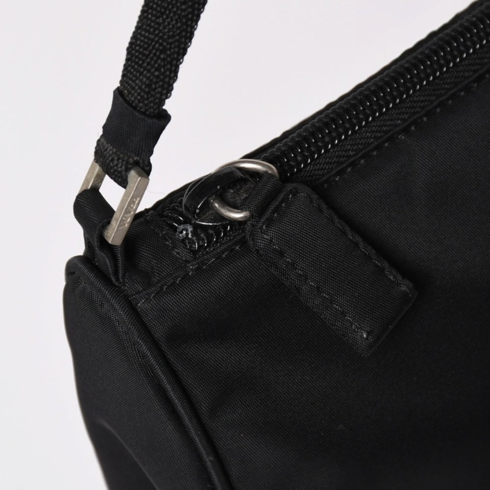 PRADA プラダ ナイロン アクセサリーポーチ ミニバッグ Re-Nylon トライアングルロゴ ブラック シルバー金具 美品 中古 4a003020