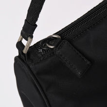 画像をギャラリービューアに読み込む, PRADA プラダ ナイロン アクセサリーポーチ ミニバッグ Re-Nylon トライアングルロゴ ブラック シルバー金具 美品 中古 4a003020