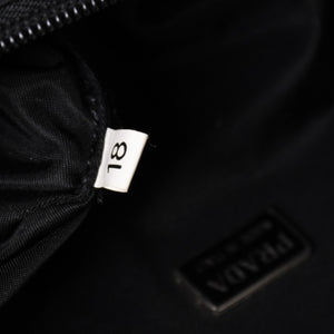 PRADA プラダ ナイロン アクセサリーポーチ ミニバッグ Re-Nylon トライアングルロゴ ブラック シルバー金具 美品 中古 4a003020