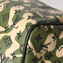 Load image into Gallery viewer, 極美品 LOUIS VUITTON ルイヴィトン ×村上隆 キーポルバンドリエール55 モノグラムモフラージュ M95774 ゴールド金具 中古 4a002879