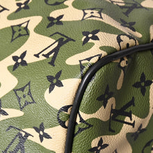 Load image into Gallery viewer, 極美品 LOUIS VUITTON ルイヴィトン ×村上隆 キーポルバンドリエール55 モノグラムモフラージュ M95774 ゴールド金具 中古 4a002879