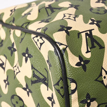 Load image into Gallery viewer, 極美品 LOUIS VUITTON ルイヴィトン ×村上隆 キーポルバンドリエール55 モノグラムモフラージュ M95774 ゴールド金具 中古 4a002879