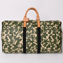 Load image into Gallery viewer, 極美品 LOUIS VUITTON ルイヴィトン ×村上隆 キーポルバンドリエール55 モノグラムモフラージュ M95774 ゴールド金具 中古 4a002879