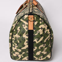 Load image into Gallery viewer, 極美品 LOUIS VUITTON ルイヴィトン ×村上隆 キーポルバンドリエール55 モノグラムモフラージュ M95774 ゴールド金具 中古 4a002879