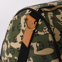 Load image into Gallery viewer, 極美品 LOUIS VUITTON ルイヴィトン ×村上隆 キーポルバンドリエール55 モノグラムモフラージュ M95774 ゴールド金具 中古 4a002879