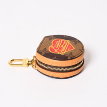 画像をギャラリービューアに読み込む, 極美品 LOUIS VUITTON ルイヴィトン × NIGO ニゴー エテュイ イヤホン ポーチ GI0716 モノグラムストライプ ブラウン 中古 4a002754