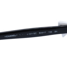 Load image into Gallery viewer, CHANEL シャネル リボンモチーフサングラス キャットアイ バタフライ風 ココマーク ホワイトリボン ブラックフレーム Y2K 5170-A c501/3C 美品 中古 4a002966