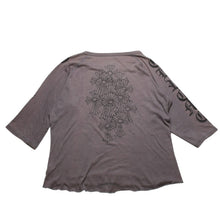 Load image into Gallery viewer, CHROME HEARTS クロムハーツ ヘンリーネック 7部袖Tシャツ サイズXL ヴァインダガー セメタリークロス サンドグレー 美品 中古 4a003160
