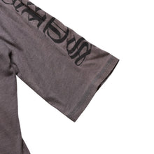 Load image into Gallery viewer, CHROME HEARTS クロムハーツ ヘンリーネック 7部袖Tシャツ サイズXL ヴァインダガー セメタリークロス サンドグレー 美品 中古 4a003160