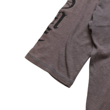 Load image into Gallery viewer, CHROME HEARTS クロムハーツ ヘンリーネック 7部袖Tシャツ サイズXL ヴァインダガー セメタリークロス サンドグレー 美品 中古 4a003160