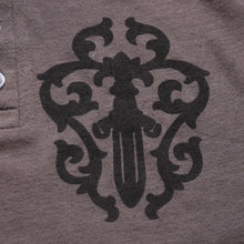 Load image into Gallery viewer, CHROME HEARTS クロムハーツ ヘンリーネック 7部袖Tシャツ サイズXL ヴァインダガー セメタリークロス サンドグレー 美品 中古 4a003160