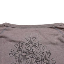 Load image into Gallery viewer, CHROME HEARTS クロムハーツ ヘンリーネック 7部袖Tシャツ サイズXL ヴァインダガー セメタリークロス サンドグレー 美品 中古 4a003160