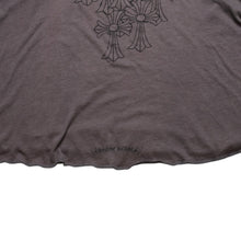 Load image into Gallery viewer, CHROME HEARTS クロムハーツ ヘンリーネック 7部袖Tシャツ サイズXL ヴァインダガー セメタリークロス サンドグレー 美品 中古 4a003160