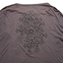 Load image into Gallery viewer, CHROME HEARTS クロムハーツ ヘンリーネック 7部袖Tシャツ サイズXL ヴァインダガー セメタリークロス サンドグレー 美品 中古 4a003160
