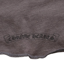 Load image into Gallery viewer, CHROME HEARTS クロムハーツ ヘンリーネック 7部袖Tシャツ サイズXL ヴァインダガー セメタリークロス サンドグレー 美品 中古 4a003160