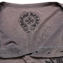 Load image into Gallery viewer, CHROME HEARTS クロムハーツ ヘンリーネック 7部袖Tシャツ サイズXL ヴァインダガー セメタリークロス サンドグレー 美品 中古 4a003160