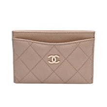 Load image into Gallery viewer, 極美品 CHANEL シャネル クラシックジップカードケース 28番台 マトラッセ キャビアスキン ベージュ ココマーク CCマーク メタル ゴールド 中古 4a003002
