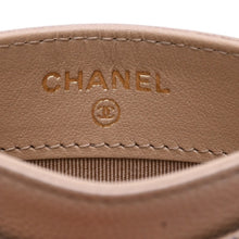Load image into Gallery viewer, 極美品 CHANEL シャネル クラシックジップカードケース 28番台 マトラッセ キャビアスキン ベージュ ココマーク CCマーク メタル ゴールド 中古 4a003002