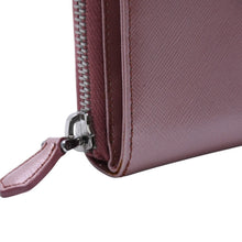 Load image into Gallery viewer, PRADA プラダ 2つ折り財布 コンパクトジップ 財布 ピンク PVC シルバー金具 1M0605R142 美品 中古 4a003019