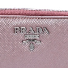 Load image into Gallery viewer, PRADA プラダ 2つ折り財布 コンパクトジップ 財布 ピンク PVC シルバー金具 1M0605R142 美品 中古 4a003019