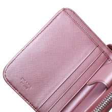 Load image into Gallery viewer, PRADA プラダ 2つ折り財布 コンパクトジップ 財布 ピンク PVC シルバー金具 1M0605R142 美品 中古 4a003019