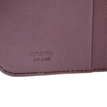 Load image into Gallery viewer, PRADA プラダ 2つ折り財布 コンパクトジップ 財布 ピンク PVC シルバー金具 1M0605R142 美品 中古 4a003019