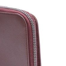 Load image into Gallery viewer, PRADA プラダ 2つ折り財布 コンパクトジップ 財布 ピンク PVC シルバー金具 1M0605R142 美品 中古 4a003019