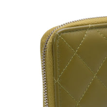 Load image into Gallery viewer, 極美品 CHANEL シャネル クラシックジップカードケース ランダム品番 AP3179 コインケース ココマーク ラムスキン ピスタチオグリーン ゴールド金具 中古 4a002833