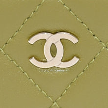 Load image into Gallery viewer, 極美品 CHANEL シャネル クラシックジップカードケース ランダム品番 AP3179 コインケース ココマーク ラムスキン ピスタチオグリーン ゴールド金具 中古 4a002833