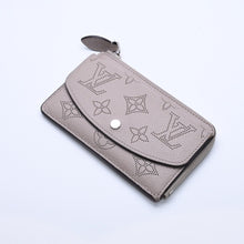 Load image into Gallery viewer, 極美品 LOUIS VUITTON ルイヴィトン ポルトカルト レクトヴェルソ コンパクトウォレット モノグラムヴェルニ M82333 シルバー金具 中古 4a003333