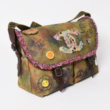 Load image into Gallery viewer, 極美品 CHANEL シャネル エンブロイダリー メッセンジャーバッグ 21番台 A92790 グラフィティ カーキ ココマーク 中古 4a003390